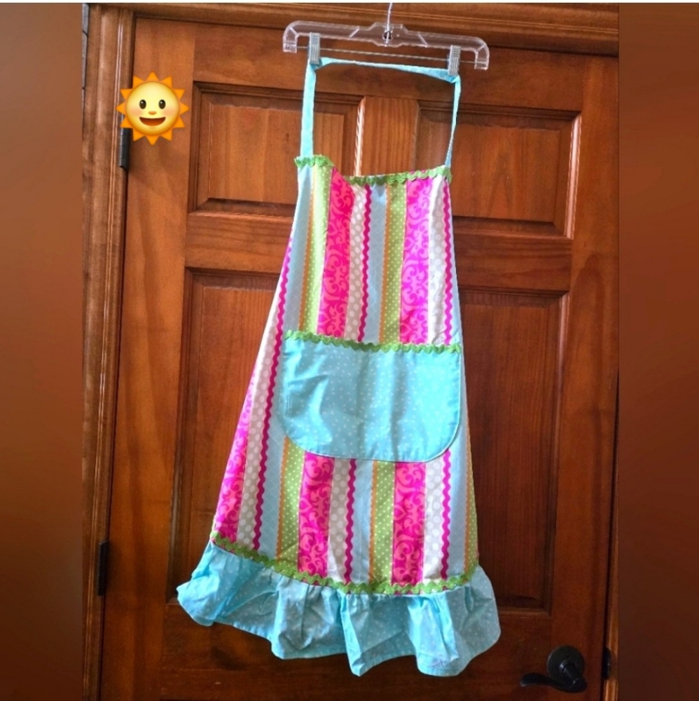 Custom handmade never used hostess apron and 6 matching placemats